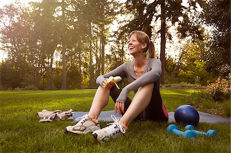 sport treiben - Mid adult woman sitting in park taking exercise break Stockbilder - Premium RF Lizenzfrei, Bildnummer: 614-07911965