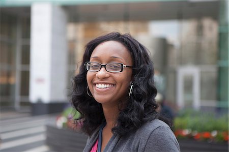 détroit - Portrait of smiling woman, Detroit, Michigan, USA Photographie de stock - Premium Libres de Droits, Code: 614-07912007