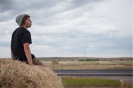 dakota del sur - Teenage boy sitting on haystack, South Dakota, USA Foto de stock - Sin royalties Premium, Código: 614-07912003
