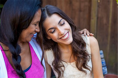 Mother and daughter sharing tender moment Foto de stock - Sin royalties Premium, Código: 614-08000139