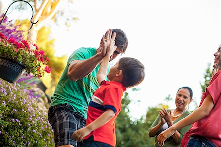 simsearch:632-01150360,k - Three generation family playing in garden Fotografie stock - Premium Royalty-Free, Codice: 614-08000171