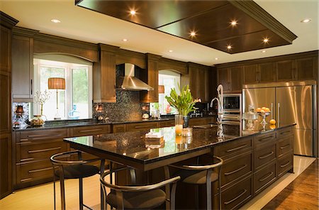 Kitchen island with polished granite counter tops in luxury home Foto de stock - Sin royalties Premium, Código: 614-08000276