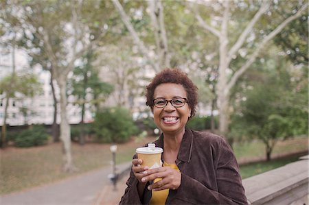 simsearch:614-08000388,k - Portrait of smiling mature woman drinking takeaway coffee in park Stockbilder - Premium RF Lizenzfrei, Bildnummer: 614-08000389