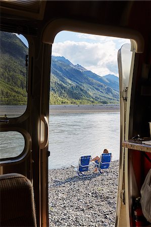 repos - View from camper van doorway of mid adult woman sitting by lake, Palmer, Alaska, USA Foto de stock - Sin royalties Premium, Código: 614-08000430