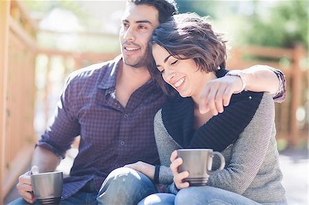 Romantic couple drinking coffee in front porch Foto de stock - Sin royalties Premium, Código: 614-08030451