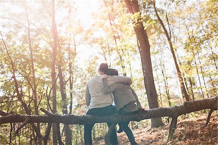 suéters - Rear view of couple sitting on fallen tree in forest Foto de stock - Sin royalties Premium, Código: 614-08030460