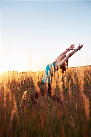 Mature woman practising yoga on field Photographie de stock - Premium Libres de Droits, Code: 614-08030498