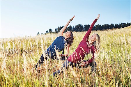 sincronizar - Mature women practising yoga on field Foto de stock - Royalty Free Premium, Número: 614-08030506