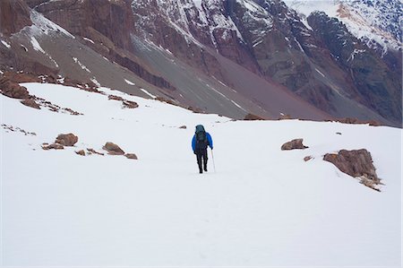 simsearch:6115-07109745,k - Male mountain climber climbing mountain, Santiago, Chile Foto de stock - Sin royalties Premium, Código: 614-08030530