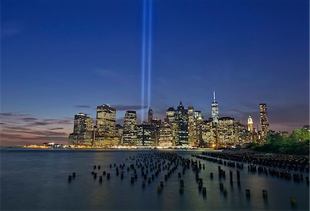 simsearch:649-08328534,k - Night view of light beams over Lower Manhattan from Brooklyn Heights Promenade, New York, USA Stock Photo - Premium Royalty-Free, Code: 614-08030544