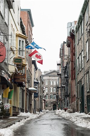 Old town street with Canadian and Quebec flags, Quebec City, Quebec, Canada Foto de stock - Royalty Free Premium, Número: 614-08030646