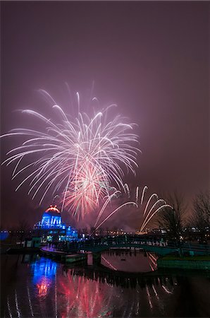 simsearch:600-05821944,k - View of fireworks in mist at Fire on Ice Festival, Montreal, Quebec, Canada Photographie de stock - Premium Libres de Droits, Code: 614-08030642