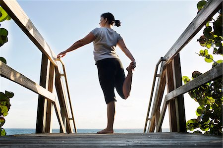 equilibrio - Mature woman warming up on walkway, Juno Beach, Florida, USA Foto de stock - Sin royalties Premium, Código: 614-08030677