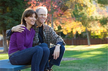 Senior couple sitting on bench in garden Foto de stock - Sin royalties Premium, Código: 614-08030673