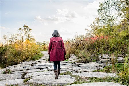 Mid adult woman walking on rocks, rear view Photographie de stock - Premium Libres de Droits, Code: 614-08030740