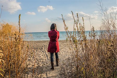 Mid adult woman standing on beach Foto de stock - Sin royalties Premium, Código: 614-08030741