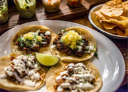 plats mexicains - Mini tacos on plate Photographie de stock - Premium Libres de Droits, Code: 614-08030775