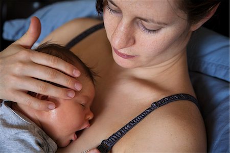 simsearch:614-06897874,k - Baby girl sleeping on mother's chest Photographie de stock - Premium Libres de Droits, Code: 614-08030782