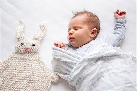Baby girl sleeping next to knitted rabbit Photographie de stock - Premium Libres de Droits, Code: 614-08030783
