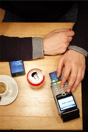 facile - Customer in restaurant entering pin number into credit card reader Photographie de stock - Premium Libres de Droits, Code: 614-08030804