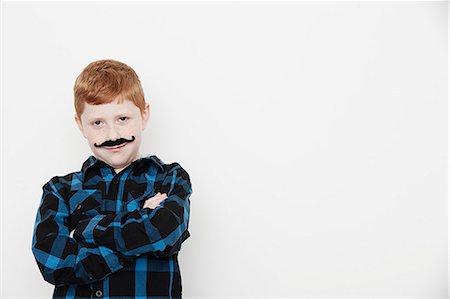 déguiser - Boy wearing fake moustache Photographie de stock - Premium Libres de Droits, Code: 614-08030833