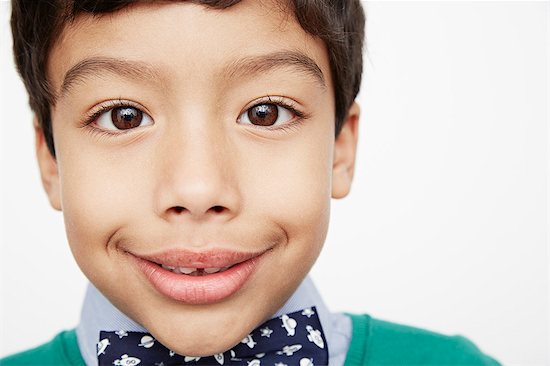 Boy looking preppy with bow tie, close up Foto de stock - Sin royalties Premium, Código de la imagen: 614-08030874