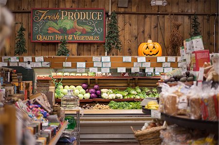 Fresh vegetables in health food shop Photographie de stock - Premium Libres de Droits, Code: 614-08031009