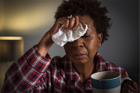 Mature woman with cold touching forehead Foto de stock - Sin royalties Premium, Código: 614-08031035