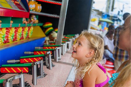 Two sisters looking up in front of  fairground stall Foto de stock - Sin royalties Premium, Código: 614-08031055