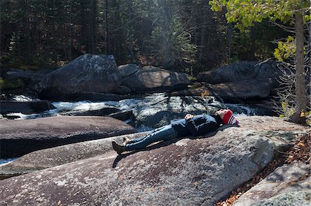 simsearch:614-08983572,k - Male hiker lying on riverside rock, Rangeley, Maine, USA Foto de stock - Sin royalties Premium, Código: 614-08031082