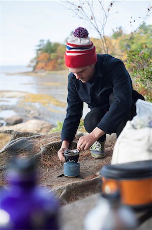 simsearch:649-08125829,k - Male hiker igniting camping stove on riverbank, Rangeley, Maine, USA Foto de stock - Royalty Free Premium, Número: 614-08031083