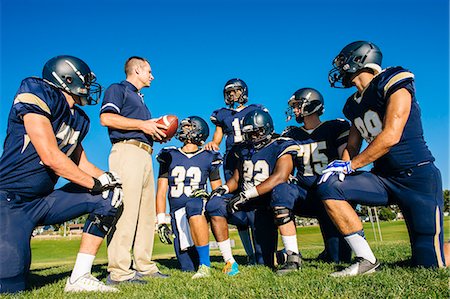 Coach training teenage and young male American football team Foto de stock - Sin royalties Premium, Código: 614-08031097