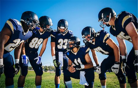 simsearch:614-08031091,k - Teenage and young male American football team gathering and planning at practice Foto de stock - Sin royalties Premium, Código: 614-08031092