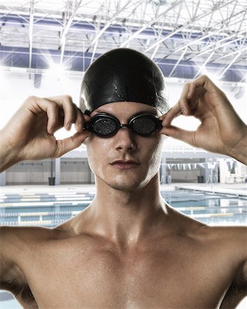 simsearch:649-09206953,k - Male swimmer adjusting swimming goggles Fotografie stock - Premium Royalty-Free, Codice: 614-08031127