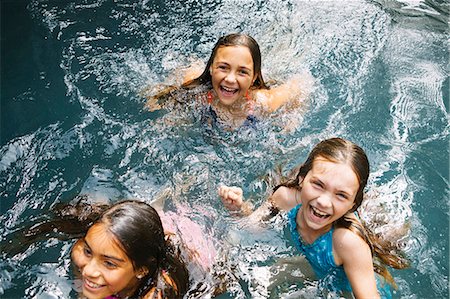 simsearch:614-08031143,k - Three girls swimming in swimming pool Foto de stock - Sin royalties Premium, Código: 614-08031154