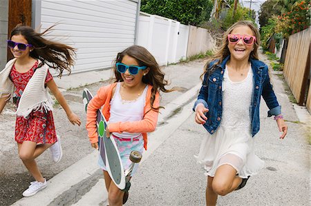 simsearch:614-08031138,k - Three girls running, smiling Photographie de stock - Premium Libres de Droits, Code: 614-08031156