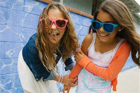 Two girls wearing sunglasses, laughing Foto de stock - Sin royalties Premium, Código: 614-08031158