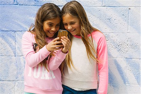 simsearch:614-08031143,k - Two girls using smartphone Foto de stock - Sin royalties Premium, Código: 614-08031150
