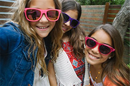 simsearch:614-08031143,k - Three girls wearing sunglasses Foto de stock - Sin royalties Premium, Código: 614-08031164