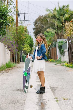 simsearch:614-08031138,k - Girl standing in street holding skateboard Photographie de stock - Premium Libres de Droits, Code: 614-08031167
