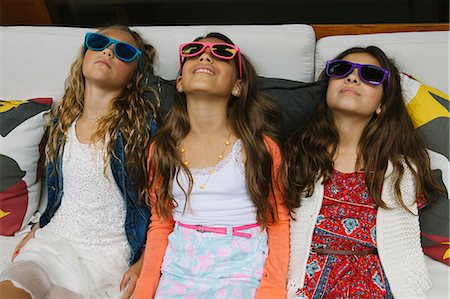 simsearch:614-08031143,k - Three girls wearing sunglasses Foto de stock - Sin royalties Premium, Código: 614-08031162