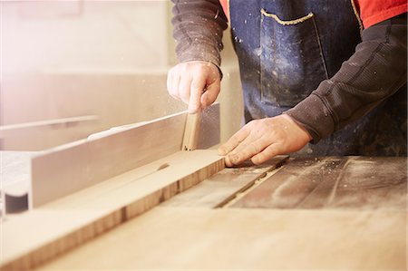 sägen - Close up of cabinet maker using table saw in workshop Stockbilder - Premium RF Lizenzfrei, Bildnummer: 614-08065907