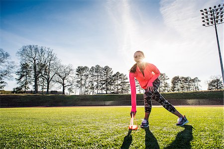 simsearch:614-08065916,k - Young female athlete training on sports field Foto de stock - Sin royalties Premium, Código: 614-08065921