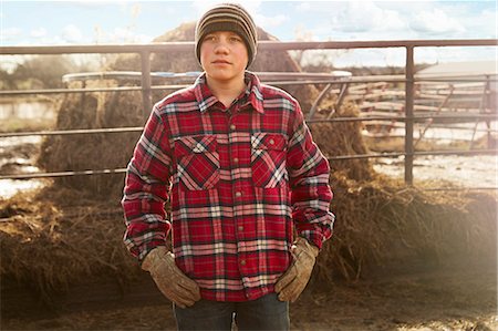 Portrait of boy with hands on hips in dairy farm yard Foto de stock - Sin royalties Premium, Código: 614-08065930