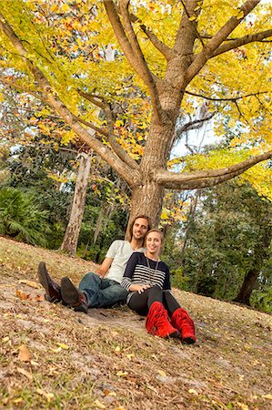 Couple sitting under tree Stock Photo - Premium Royalty-Free, Code: 614-08065973