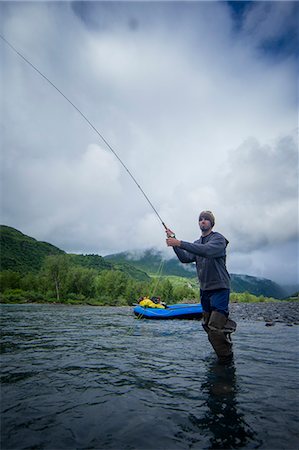 simsearch:649-08924660,k - Man fishing in river, Kodiak, Alaska, USA Foto de stock - Sin royalties Premium, Código: 614-08066035
