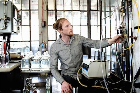 Young male vodka distiller adjusting valve in distillery workshop Photographie de stock - Premium Libres de Droits, Code: 614-08066125