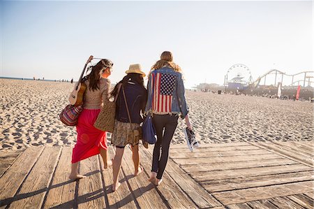 santa monica - Friends walking, Santa Monica Pier, Santa Monica Beach, US Photographie de stock - Premium Libres de Droits, Code: 614-08066120
