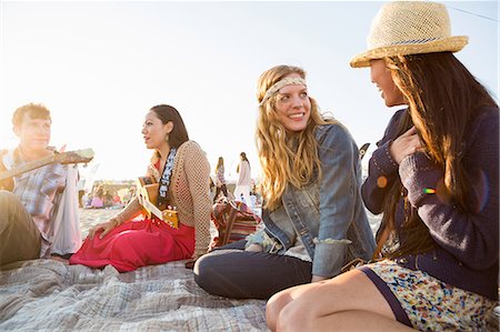 santa monica - Friends hanging out, Santa Monica Pier, Santa Monica Beach, US Foto de stock - Royalty Free Premium, Número: 614-08066121