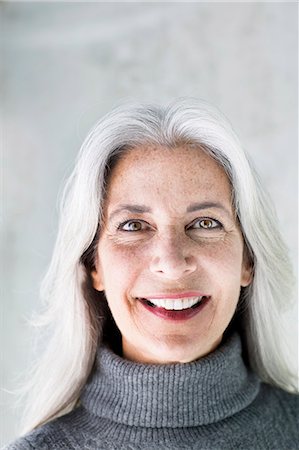 Portrait of beautiful smiling mature woman with long grey hair Foto de stock - Royalty Free Premium, Número: 614-08066132